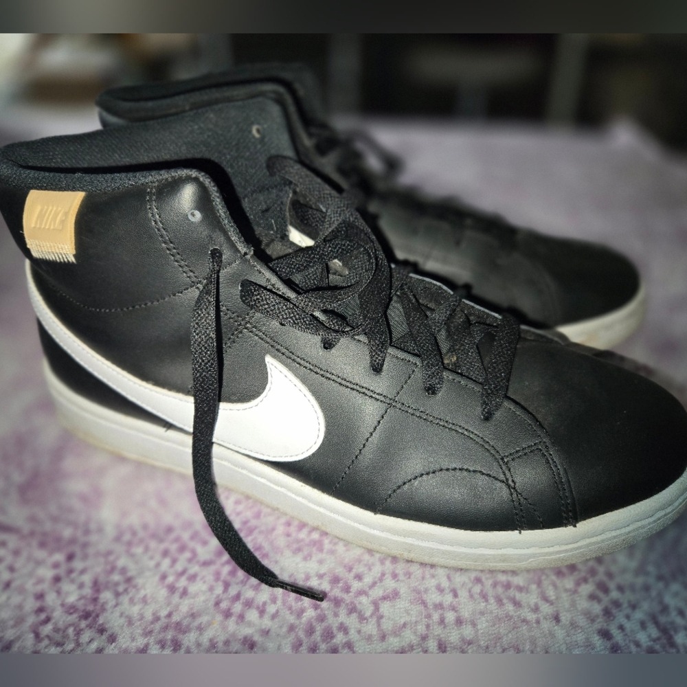 Nike Womens Black and White Sneakers Size 11